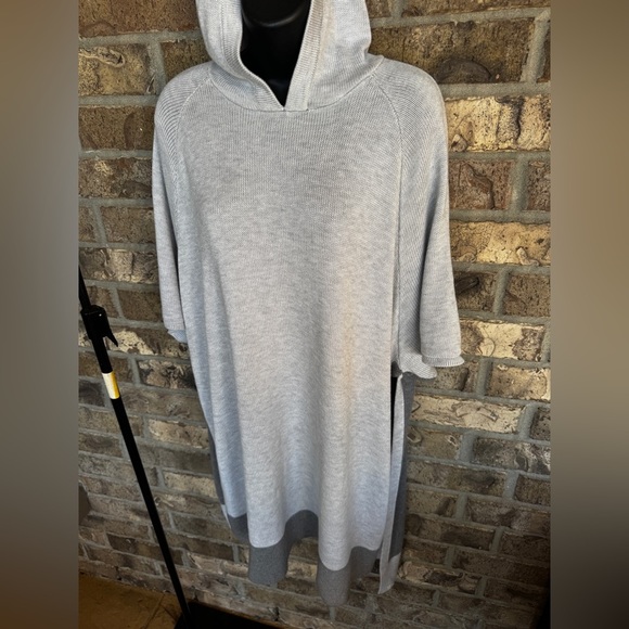 Lululemon Opened Up Poncho
DESIGNED FOR ON THE MOVE Size M/L - Picture 6 of 13